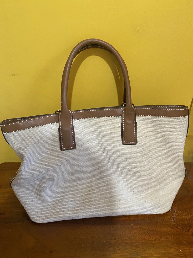 From Dubai (Category: Cross-body Bags) located in Caloocan City. Submitted by bethanylum77364 (Listing ID 1464183204, Image 2). Description: .
