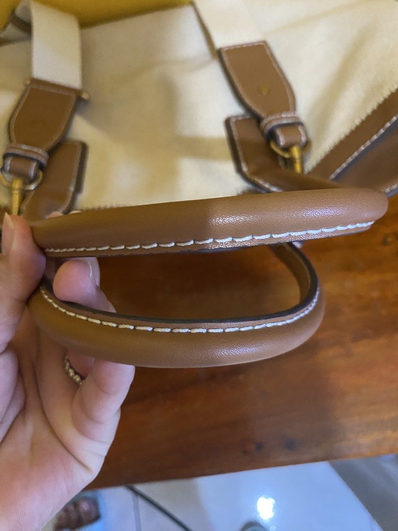 From Dubai (Category: Cross-body Bags) located in Caloocan City. Submitted by bethanylum77364 (Listing ID 1464183204, Image 3). Description: .