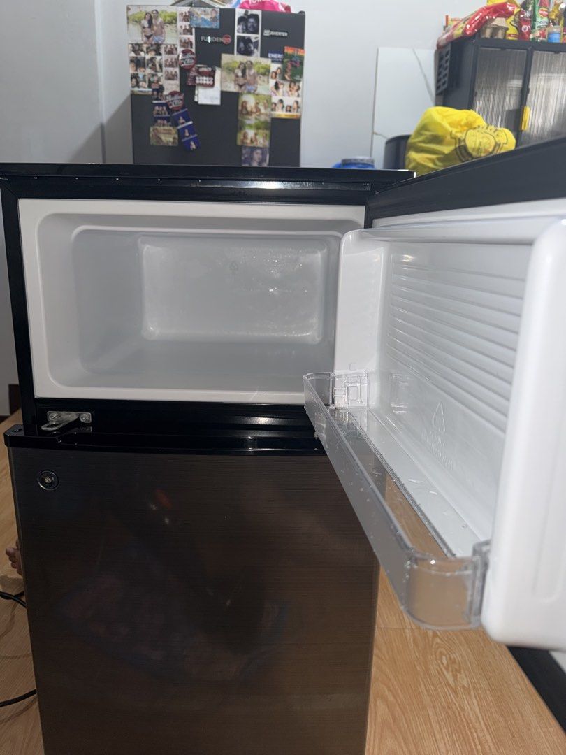 FUJIDENZO - RBT-35SL (Category: Refrigerators and Freezers) located in Manila. Submitted by 4lel3e (Listing ID 1464141003, Image 2). Description: With original box, warranty/manual paper, and keys. - Hard top - Key lock - Energy Efficient Compressor - 3.5 CUFT Purchased on June 2025. RFS: Upgrade Issue: May dent lang po sa pinto. Yung visible sa picture. All working po even key, freezer, and ref itself. Lady owned..