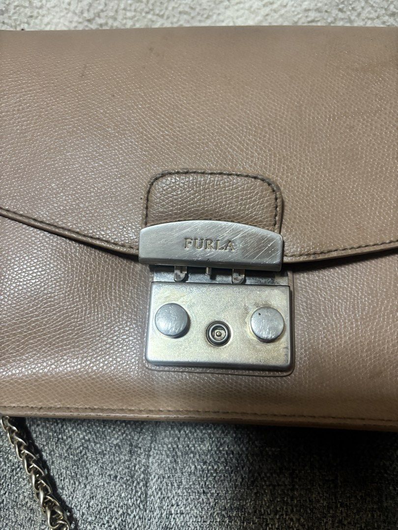 Furla metroplis bag (Category: Shoulder Bags) located in Davao. Submitted by hangingclosetdavao (Listing ID 1464250624, Image 2). Description: Furla metropolis leather shoulder bag Adjustable leather/chain strap.