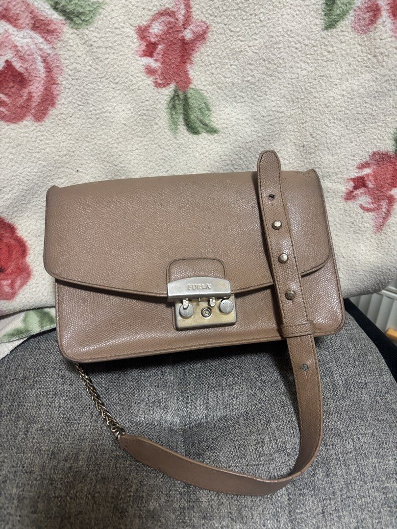 Furla metroplis bag (Category: Shoulder Bags) located in Davao. Submitted by hangingclosetdavao (Listing ID 1464250624, Image 1). Description: Furla metropolis leather shoulder bag Adjustable leather/chain strap.