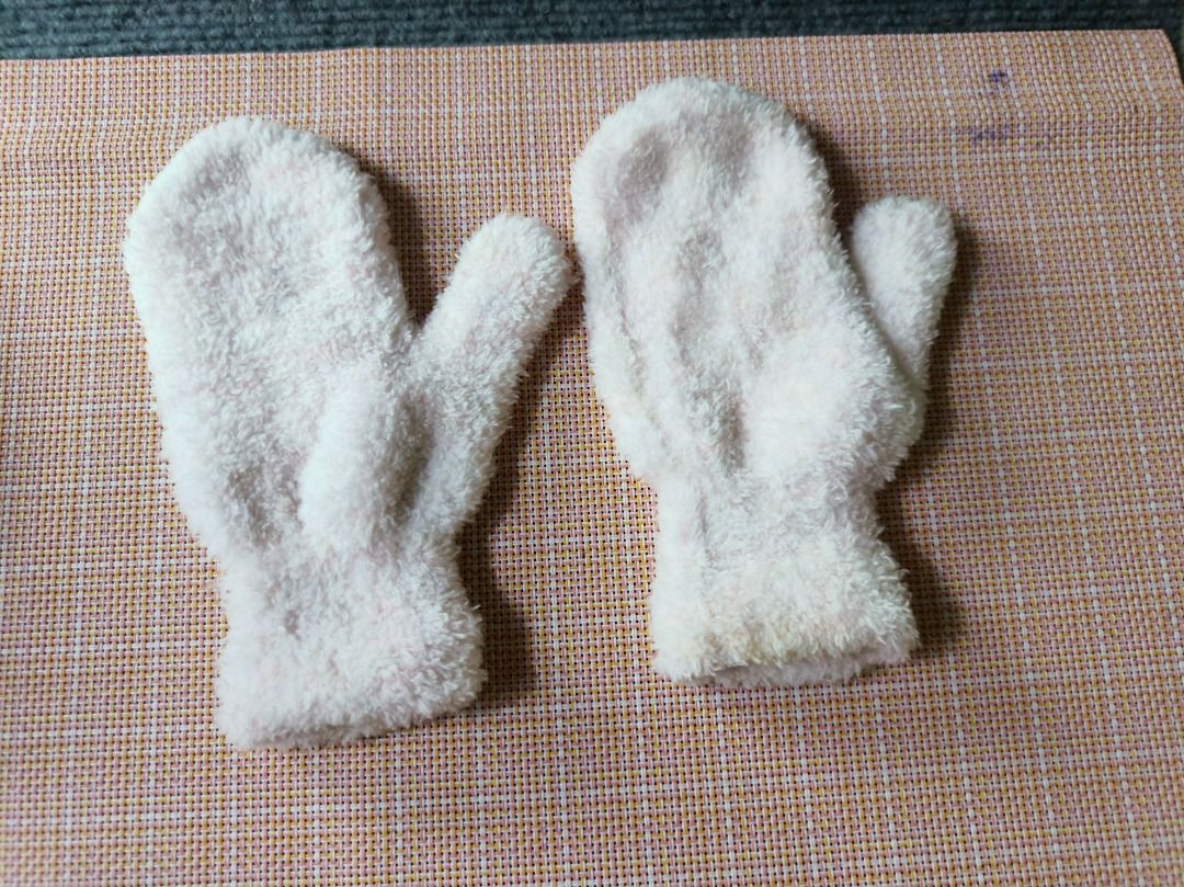 Fuzzy White Mittens (Category: Gloves) located in San Leonardo. Submitted by burgossanleonardo.12345 (Listing ID 1464189946, Image 3). Description: - Super soft and warm fuzzy white mittens - Plush and comfortable material - Ideal for keeping hands cozy in cold weather - Great winter accessory - Lightly worn, still in good shape - Easy to put on and take off.