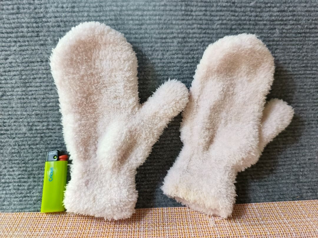 Fuzzy White Mittens (Category: Gloves) located in San Leonardo. Submitted by burgossanleonardo.12345 (Listing ID 1464189946, Image 2). Description: - Super soft and warm fuzzy white mittens - Plush and comfortable material - Ideal for keeping hands cozy in cold weather - Great winter accessory - Lightly worn, still in good shape - Easy to put on and take off.