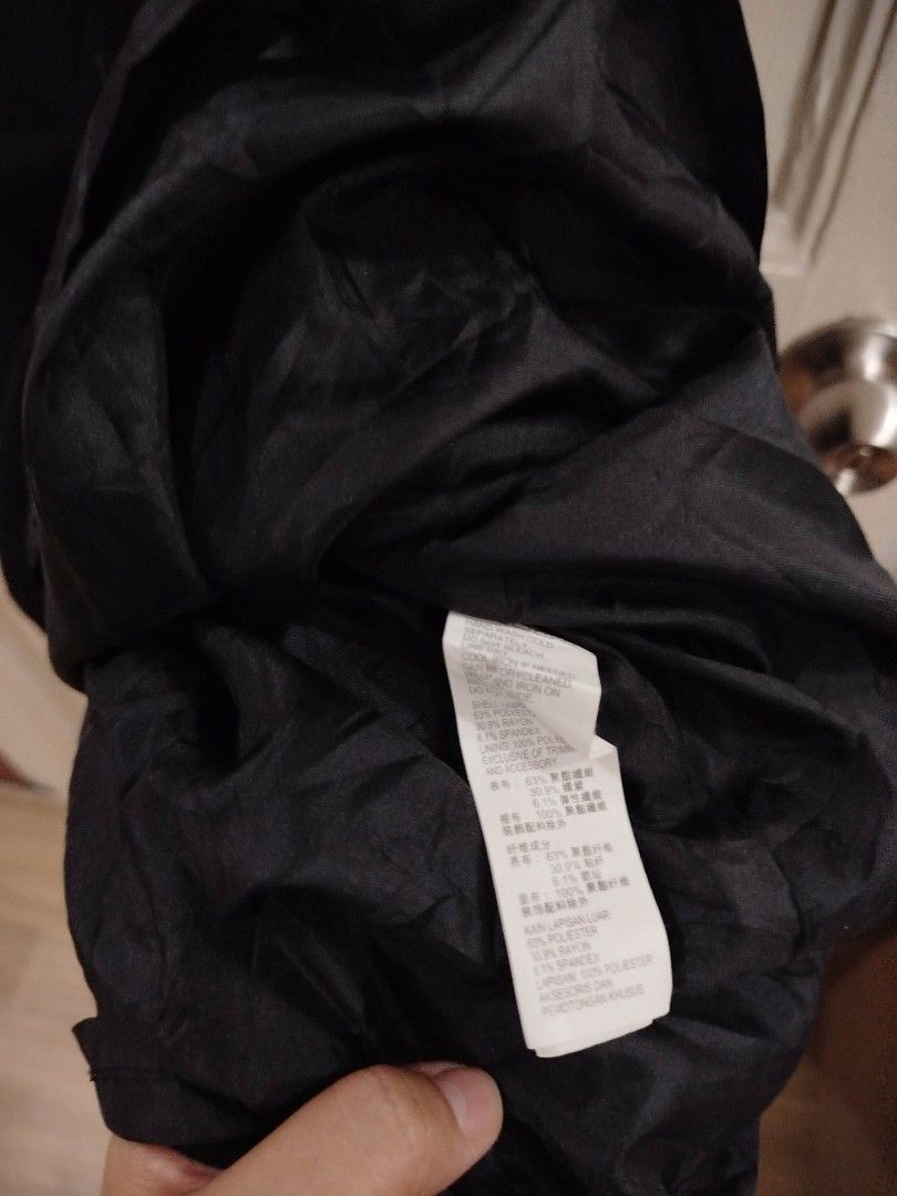 G2OOO woman (Category: Dresses) located in Las Pinas. Submitted by wisedragon-84af (Listing ID 1464263243, Image 2). Description: G2OOO woman Black sleeveless round neck dress. With zip back..