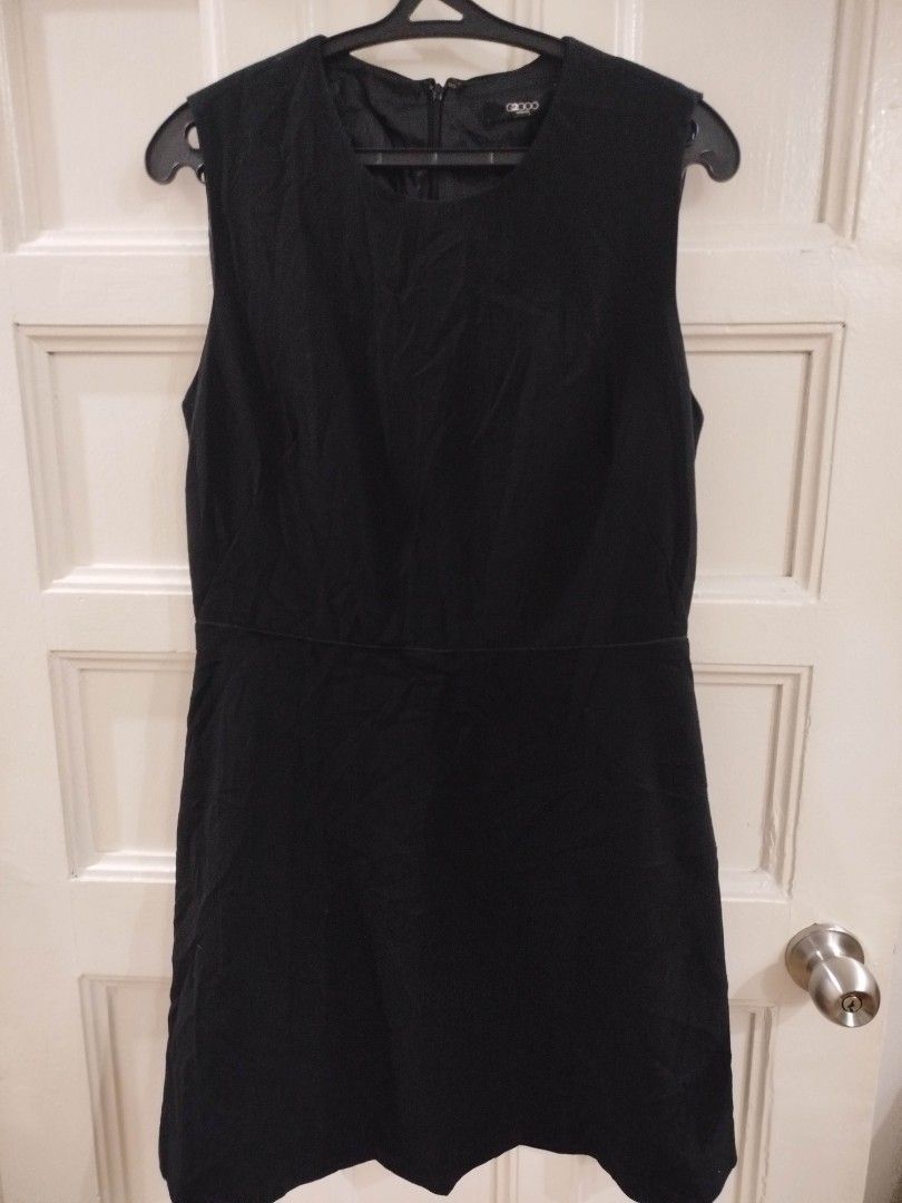 G2OOO woman (Category: Dresses) located in Las Pinas. Submitted by wisedragon-84af (Listing ID 1464263243, Image 1). Description: G2OOO woman Black sleeveless round neck dress. With zip back..