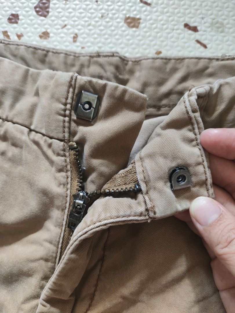 Gap Khaki Shorts 🤎 (Category: Babies & Kids Fashion) located in Taguig. Submitted by cleanupmomma (Listing ID 1464162329, Image 2). Description: Please take time to read ❤️ Fits 5-6 yrs old adjustable waist original wyiwyg.