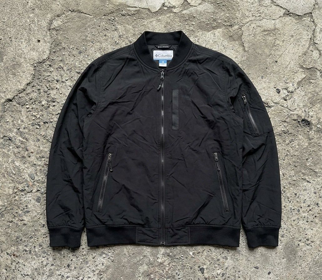 genuine Columbia Field Creek Pressure Shell Bomber Jacket (Category: Coats, Jackets and Outerwear) located in City of Isabela. Submitted by ibzagga (Listing ID 1464252437, Image 1). Description: Dimes 22x26.