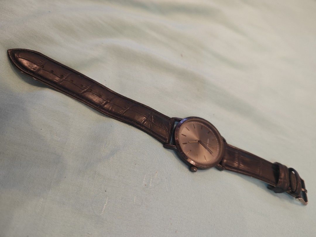 Geoffrey Beene Watch (Category: Men's Watches) located in Malabon City. Submitted by neon.neon2 (Listing ID 1464323951, Image 2). Description: Selling Geoffrey beene legit from🇺🇸 500 php only firm Unloading unused watch Issue turnishing needs new batt and some leather chippin on strap Pm if interested Ty admin Lalamove ready or j&t Location malabon .