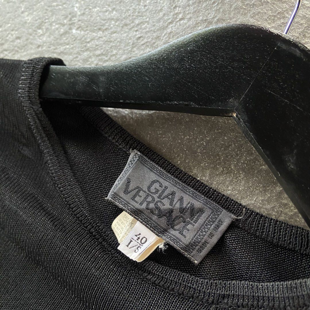 Gianni Versace (Category: Luxury Apparel) located in Dueñas. Submitted by d1gidoll (Listing ID 1464207919, Image 3). Description: 14 x 20 stretchable No flaws Dm.
