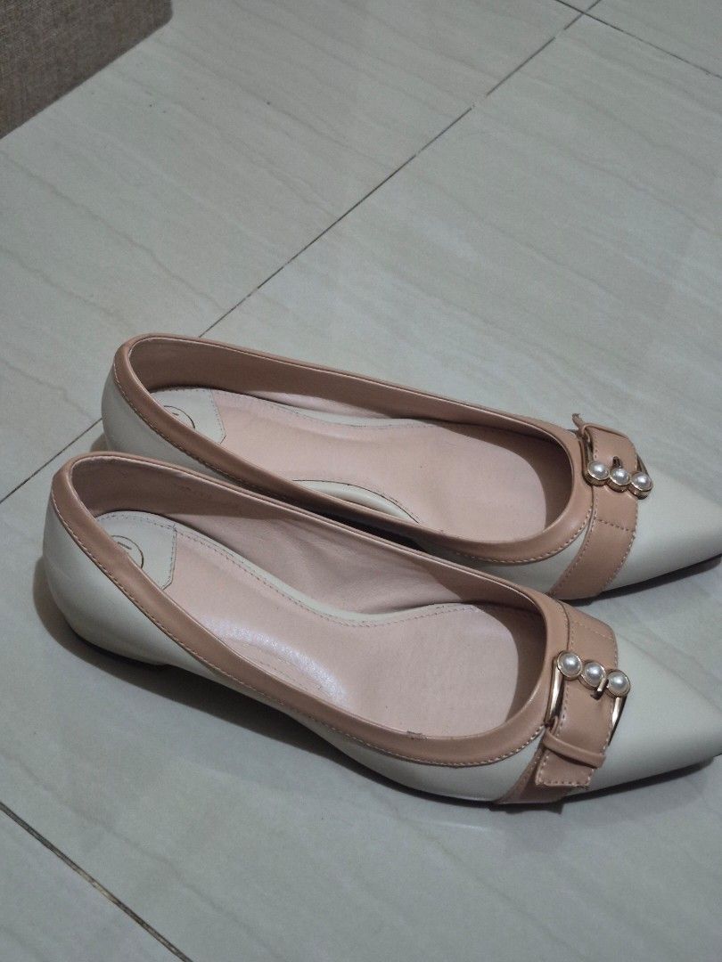 Gibi Beige and Tan Pointed Toe Flats (Category: Flats & Sandals) located in Taguig. Submitted by baubau18 (Listing ID 1464259709, Image 2). Description: - Only used once Does not come with original box RSF: Large size.