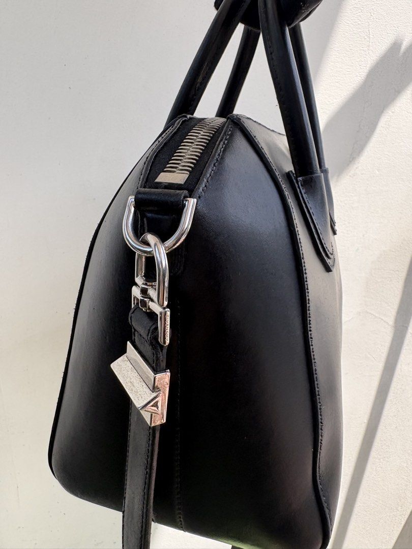 💯 Authentic Givenchy Antigona (Category: Shoulder Bags) located in San Mateo. Submitted by littlemalashop (Listing ID 1464251405, Image 3). Description: .