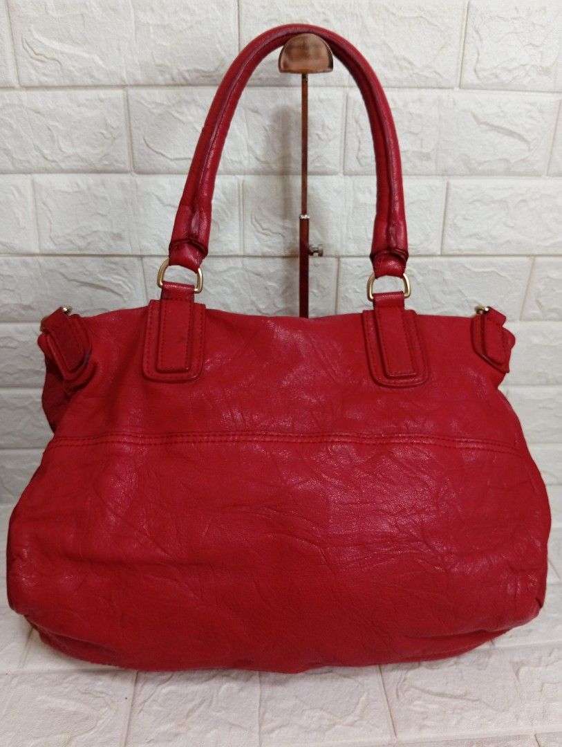 Givenchy Pandora Striking Red 2-way Leather Bag (Category: Luxury Bags & Wallets) located in Las Pinas. Submitted by etoksi1234 (Listing ID 1464204272, Image 2). Description: Givenchy Pandora striking red bag features a distinct, wrinkled sheepskin leather texture and signature gold-tone lettering. Lampu underzip. (Issue- inside lining). .