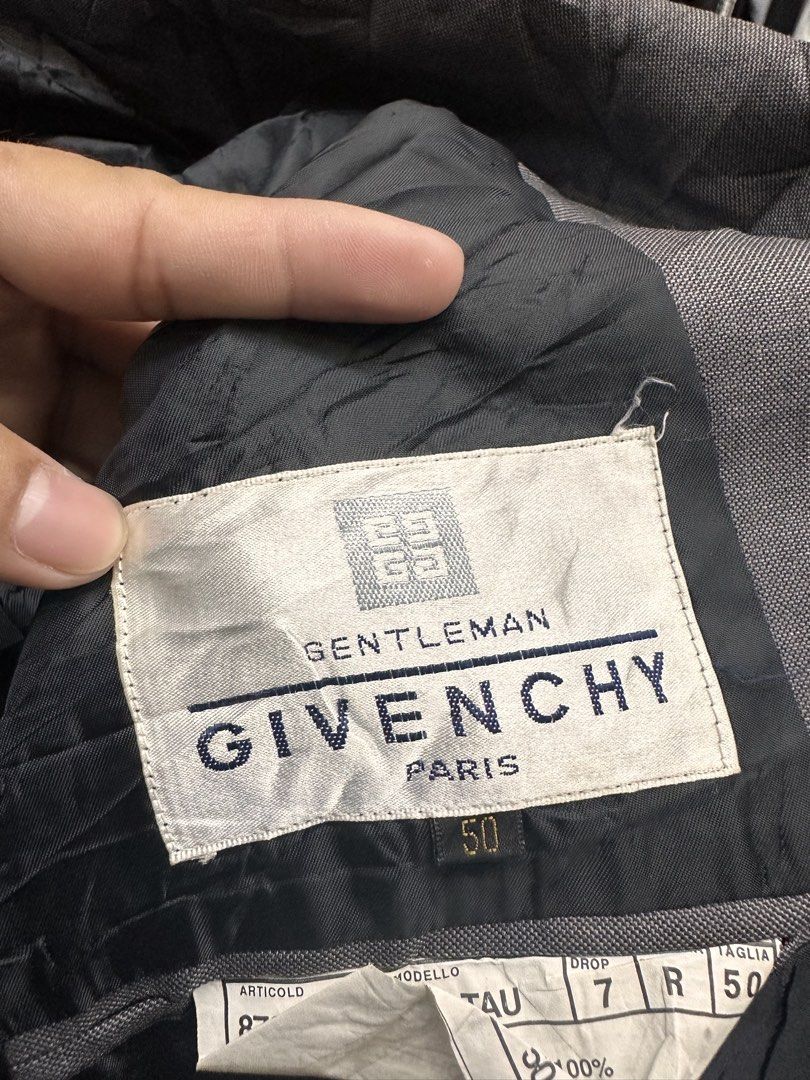 Givenchy Paris (Category: Coats, Jackets and Outerwear) located in Manila. Submitted by rashidgaddi (Listing ID 1464220298, Image 2). Description: Dm me for more infor.