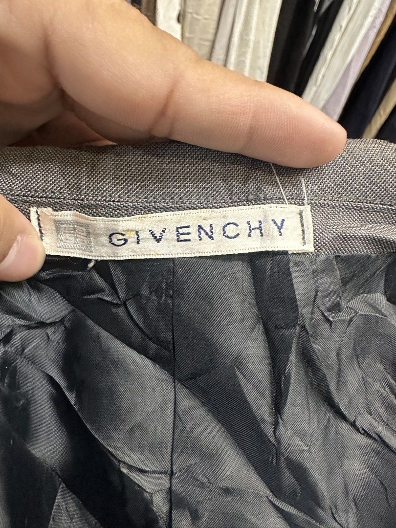 Givenchy Paris (Category: Coats, Jackets and Outerwear) located in Manila. Submitted by rashidgaddi (Listing ID 1464220298, Image 1). Description: Dm me for more infor.
