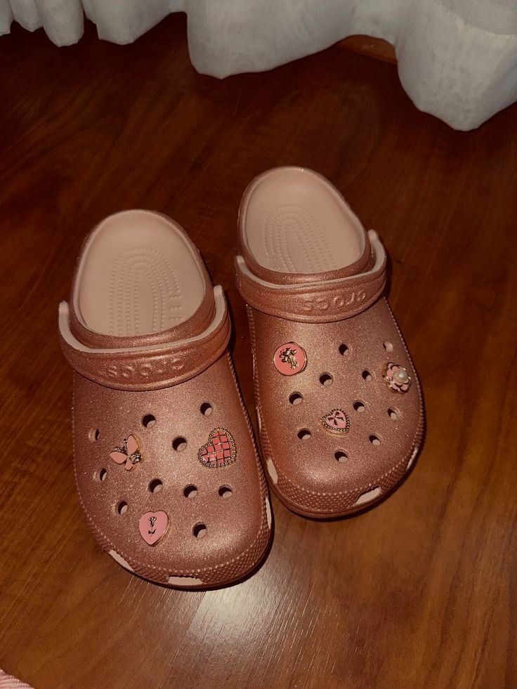 Glitter Clog in Quartz (Category: Shoe inserts) located in Rizal. Submitted by hiraya16 (Listing ID 1464090105, Image 3). Description: W6 W7 Available Onhand ready to ship Other Sizes available? DM ✉️ J&T - Lalamove - LBC.