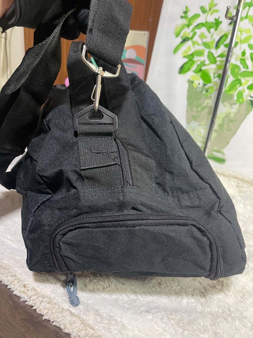 GrayMice Black Duffel Bag with Shoulder Strap (Category: Sling Bags) located in Naawan. Submitted by twilly.apparel2 (Listing ID 1464344684, Image 2). Description: - issue sa loob na peel off napo ang leather lining niyo sa loob and ang Isang zipper sira Brand: GrayMice - Color: Black - Features: Main compartment, front pockets, detachable shoulder strap - Approximate Measurements: 18 inches long, 13 inches tall - Condition: Good, with some wear 