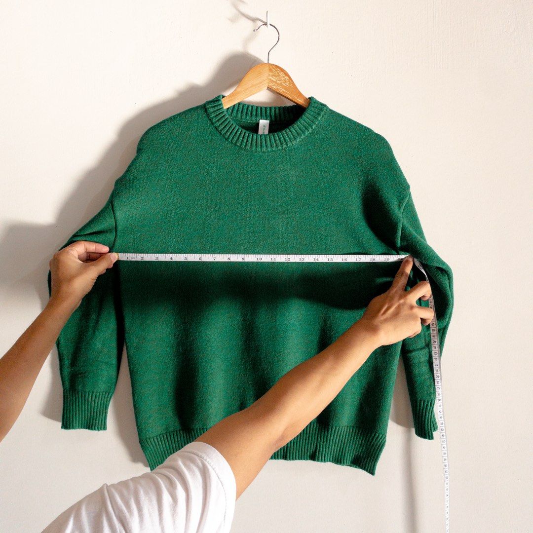Green Crew Neck Knit Sweater (Category: Coats, Jackets and Outerwear) located in Lipa City. Submitted by xd6826 (Listing ID 1464148774, Image 2). Description: - Cozy green knit sweater - Classic crew neck design - Ribbed cuffs and hem for a snug fit - Soft and comfortable material - Perfect for layering or standalone wear.
