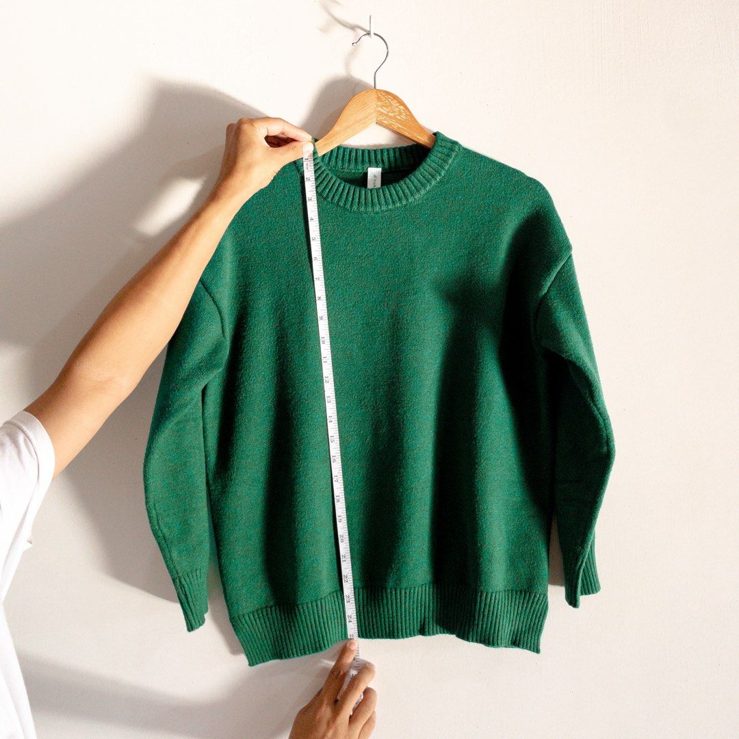 Green Crew Neck Knit Sweater (Category: Coats, Jackets and Outerwear) located in Lipa City. Submitted by xd6826 (Listing ID 1464148774, Image 3). Description: - Cozy green knit sweater - Classic crew neck design - Ribbed cuffs and hem for a snug fit - Soft and comfortable material - Perfect for layering or standalone wear.