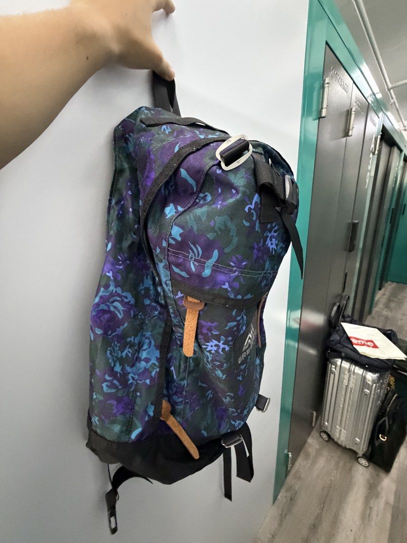 Gregory Backpack - Floral Pattern （分類：背囊）位於 Hong Kong。 由 tfdfccv 提交（商品編號 1464263921，圖片 2）。簡介： Gregory backpack with a cool floral print. Dark base with purple and blue flowers. Leather accents on the front pocket. Adjustable straps. Good size for daily use. Check out the photos for details.。