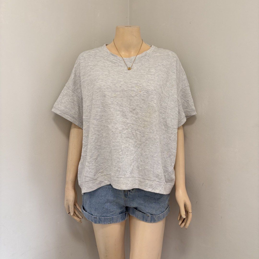 Grey Crew Neck Oversized Shirt (Category: Tshirts & Polo Shirts ) located in Imus. Submitted by reloved.nd (Listing ID 1464253665, Image 1). Description: - Casual grey t-shirt - Short sleeves - Relaxed fit for comfort - Versatile: pairs well with shorts or jeans - Ideal for everyday wear.