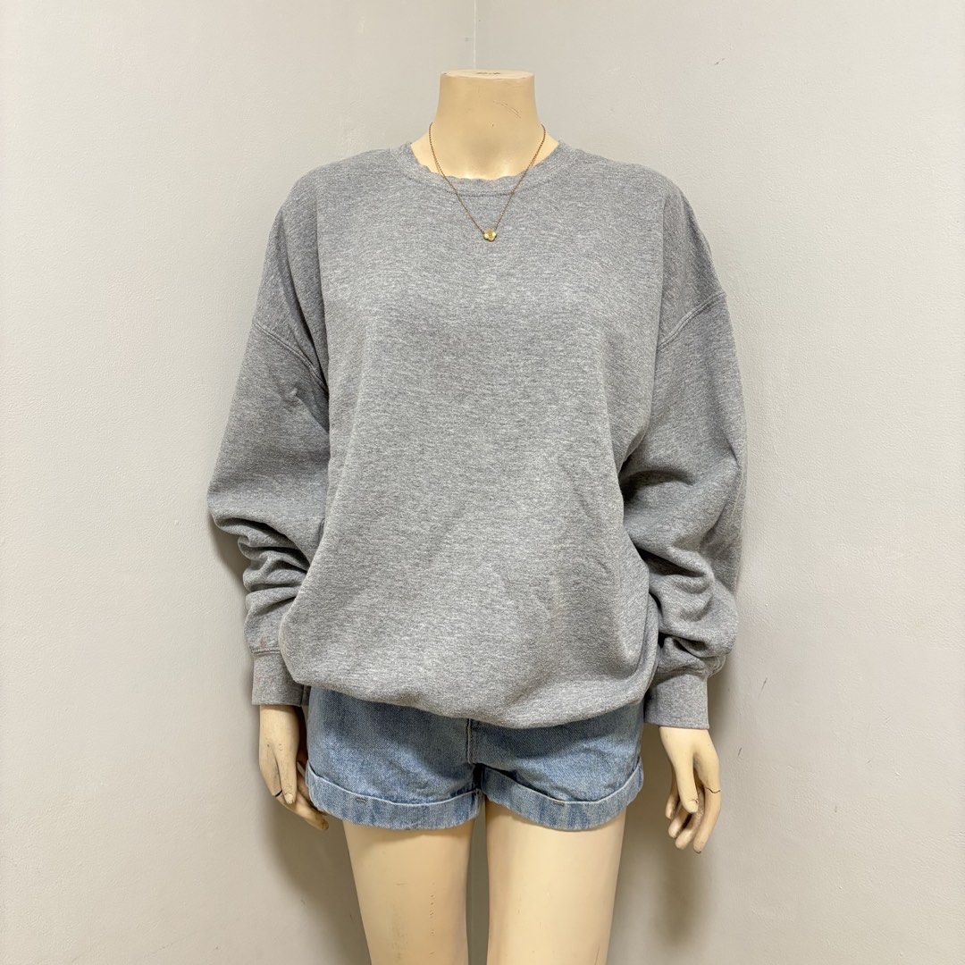 Grey Crewneck Sweater (Category: Coats, Jackets and Outerwear) located in Imus. Submitted by reloved.nd (Listing ID 1464251860, Image 1). Description: - Classic grey crewneck sweatshirt - Long sleeves with ribbed cuffs and hem - Super comfy and casual feel - Ideal for layering or wearing solo - Easily pairs with jeans or shorts.