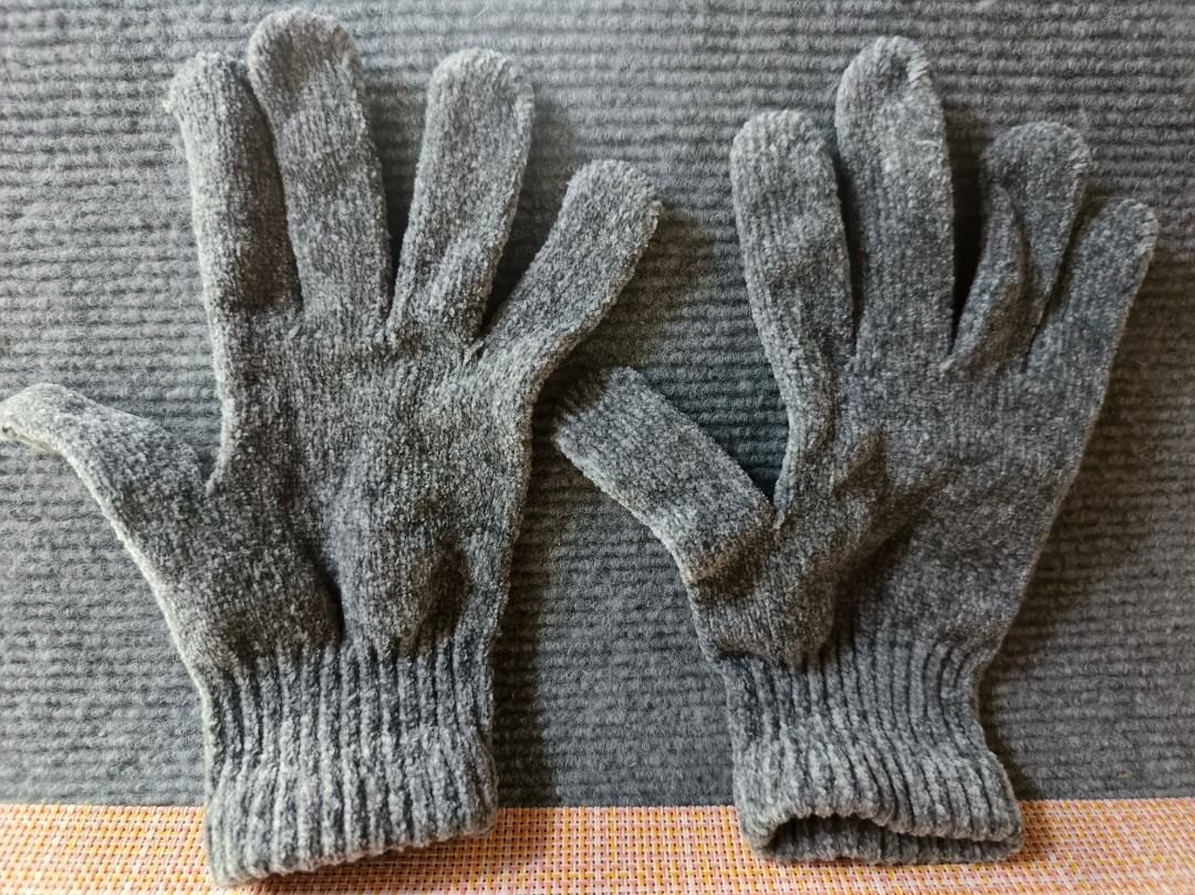 Grey Knit Gloves (Category: Gloves) located in San Leonardo. Submitted by burgossanleonardo.12345 (Listing ID 1464190394, Image 1). Description: - Warm grey knit gloves - Keeps hands cozy in cold weather - Ribbed cuffs for a snug fit - Simple and practical design - Great for everyday use.