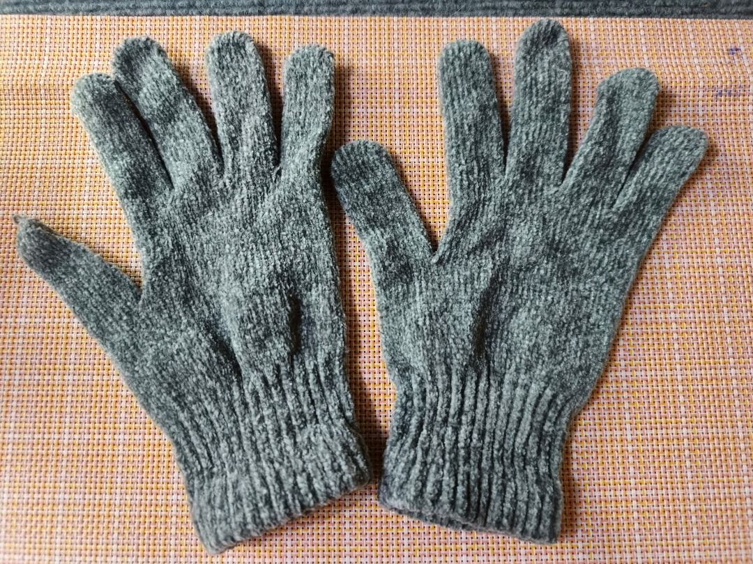Grey Knit Gloves (Category: Gloves) located in San Leonardo. Submitted by burgossanleonardo.12345 (Listing ID 1464190394, Image 2). Description: - Warm grey knit gloves - Keeps hands cozy in cold weather - Ribbed cuffs for a snug fit - Simple and practical design - Great for everyday use.