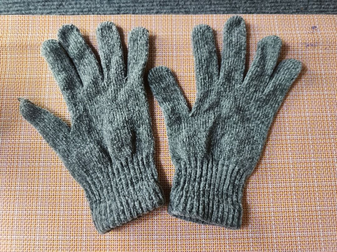 Grey Knit Gloves (Category: Gloves) located in San Leonardo. Submitted by burgossanleonardo.12345 (Listing ID 1464190394, Image 3). Description: - Warm grey knit gloves - Keeps hands cozy in cold weather - Ribbed cuffs for a snug fit - Simple and practical design - Great for everyday use.