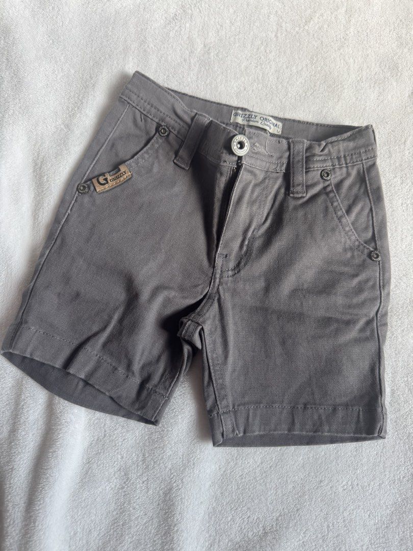 Grizzly Original Grey Shorts Size L (Category: Babies & Kids Fashion) located in Daraga. Submitted by iamsupershein (Listing ID 1464193416, Image 1). Description: - Brand: Grizzly Original - Color: Grey - Size: L - Closure: Button and zip - Pockets: Front and back - Material: Premium quality - Style: Casual wear.