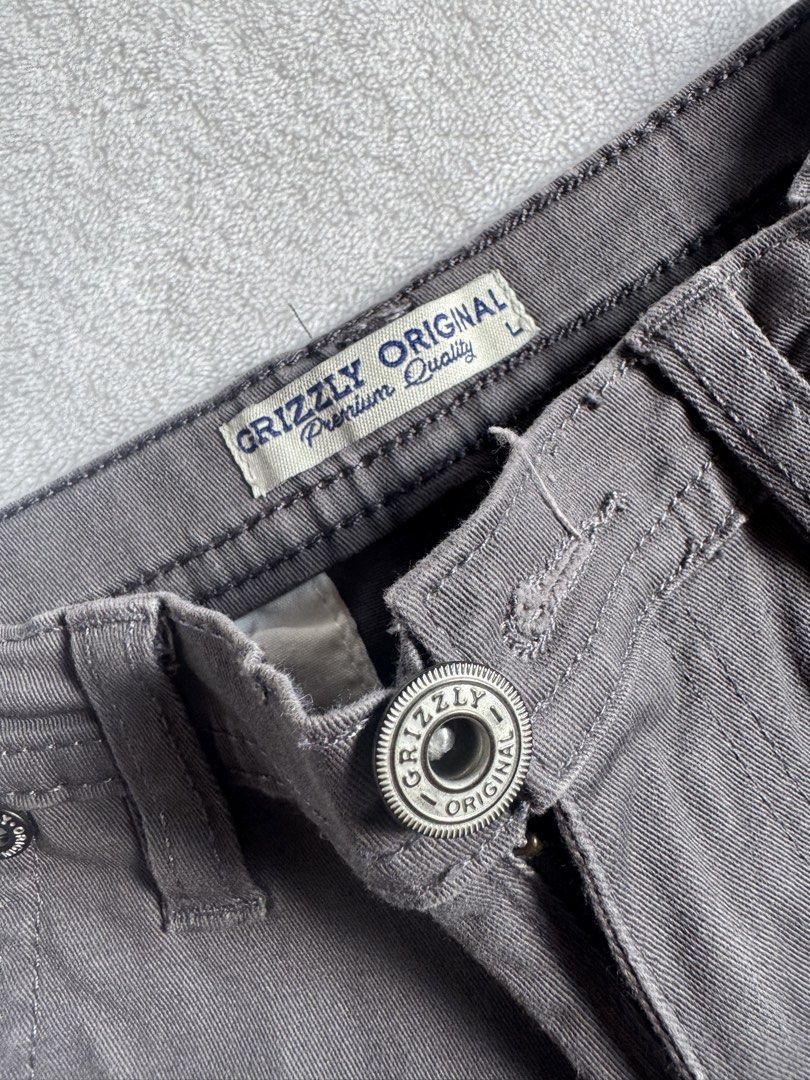 Grizzly Original Grey Shorts Size L (Category: Babies & Kids Fashion) located in Daraga. Submitted by iamsupershein (Listing ID 1464193416, Image 2). Description: - Brand: Grizzly Original - Color: Grey - Size: L - Closure: Button and zip - Pockets: Front and back - Material: Premium quality - Style: Casual wear.
