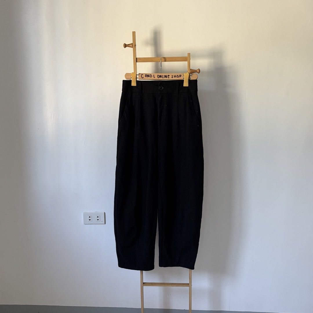 GU by UNIQL0 brushed jersey cocoon pants (Category: Other Bottoms) located in Guiguinto. Submitted by candlonlineshop (Listing ID 1464258071, Image 2). Description: ✨FIRST TO PAY BASIS✨ GU by UNIQL0 brushed jersey cocoon pants Size on tag: large Condition: 9.5/10 Waist: 28”-30” Length: 39” Flaw/s: none ₱350+ sf 📍Bulacan 🚚Sh0pee check out (SPX) | J&T express •Items may have minor unnoticed flaws — please manage your expectations as you are deali