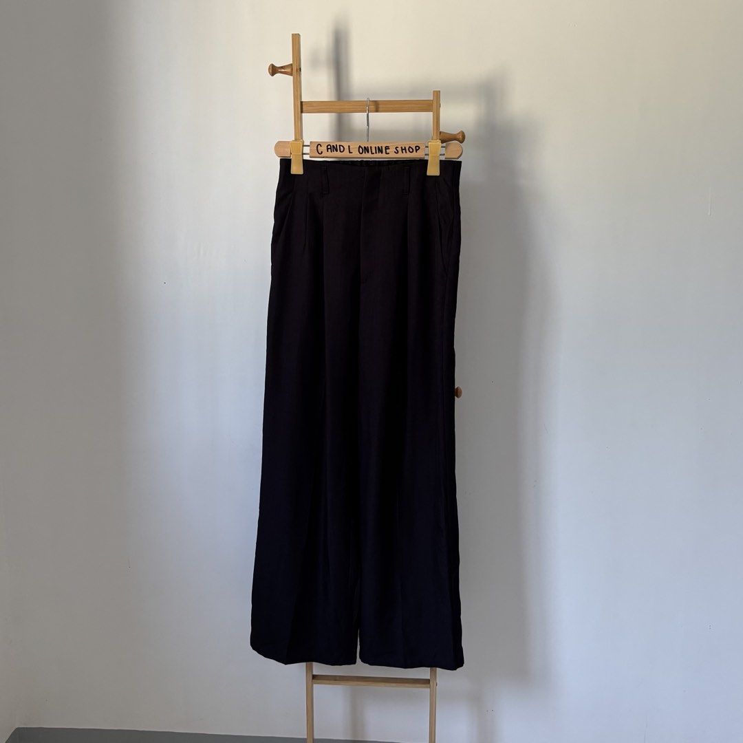 GU by UNIQL0 colored slacks (Category: Other Bottoms) located in Guiguinto. Submitted by candlonlineshop (Listing ID 1464263560, Image 2). Description: ✨FIRST TO PAY BASIS✨ GU by UNIQL0 colored slacks Size on tag: large Condition: 9.5/10 Waist: 27.8”-29” Length: 40.5” Flaw/s: none ₱350 + sf 📍Bulacan 🚚Sh0pee check out (SPX) | J&T express •Items may have minor unnoticed flaws — please manage your expectations as you are dealing with thrifted item