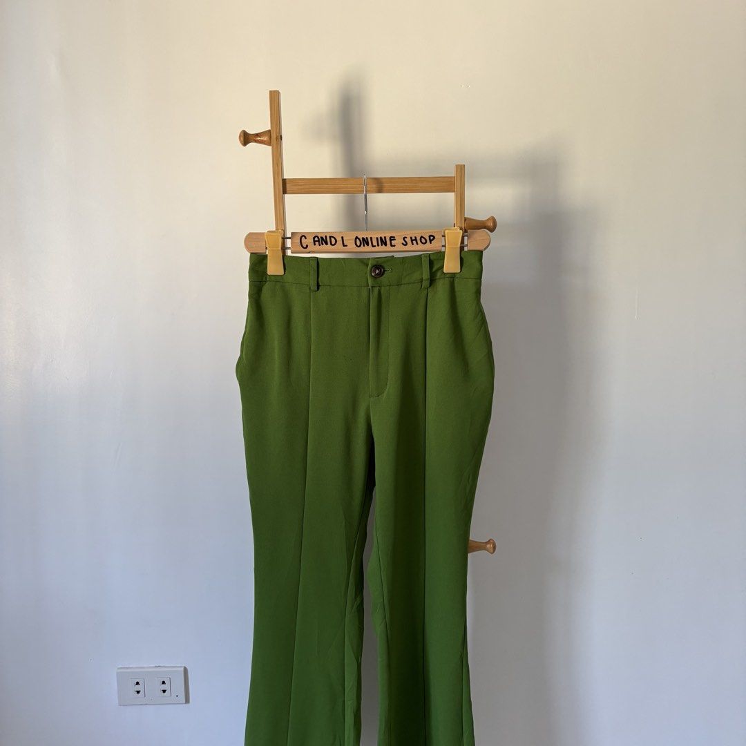GU by UNIQL0 cut and sew flared pants (Category: Other Bottoms) located in Guiguinto. Submitted by candlonlineshop (Listing ID 1464260936, Image 3). Description: ✨FIRST TO PAY BASIS✨ GU by UNIQL0 cut and sew flared pants Size on tag: medium Condition: 9/10 Waist: 26”-30” Length: 38” Flaw/s: small stain ₱250+ sf 📍Bulacan 🚚Sh0pee check out (SPX) | J&T express •Items may have minor unnoticed flaws — please manage your expectations as you are deali
