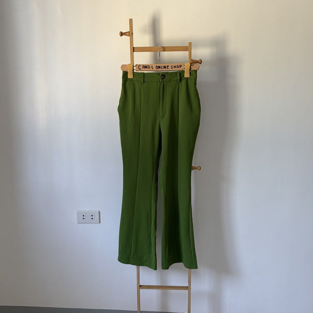 GU by UNIQL0 cut and sew flared pants (Category: Other Bottoms) located in Guiguinto. Submitted by candlonlineshop (Listing ID 1464260936, Image 2). Description: ✨FIRST TO PAY BASIS✨ GU by UNIQL0 cut and sew flared pants Size on tag: medium Condition: 9/10 Waist: 26”-30” Length: 38” Flaw/s: small stain ₱250+ sf 📍Bulacan 🚚Sh0pee check out (SPX) | J&T express •Items may have minor unnoticed flaws — please manage your expectations as you are deali