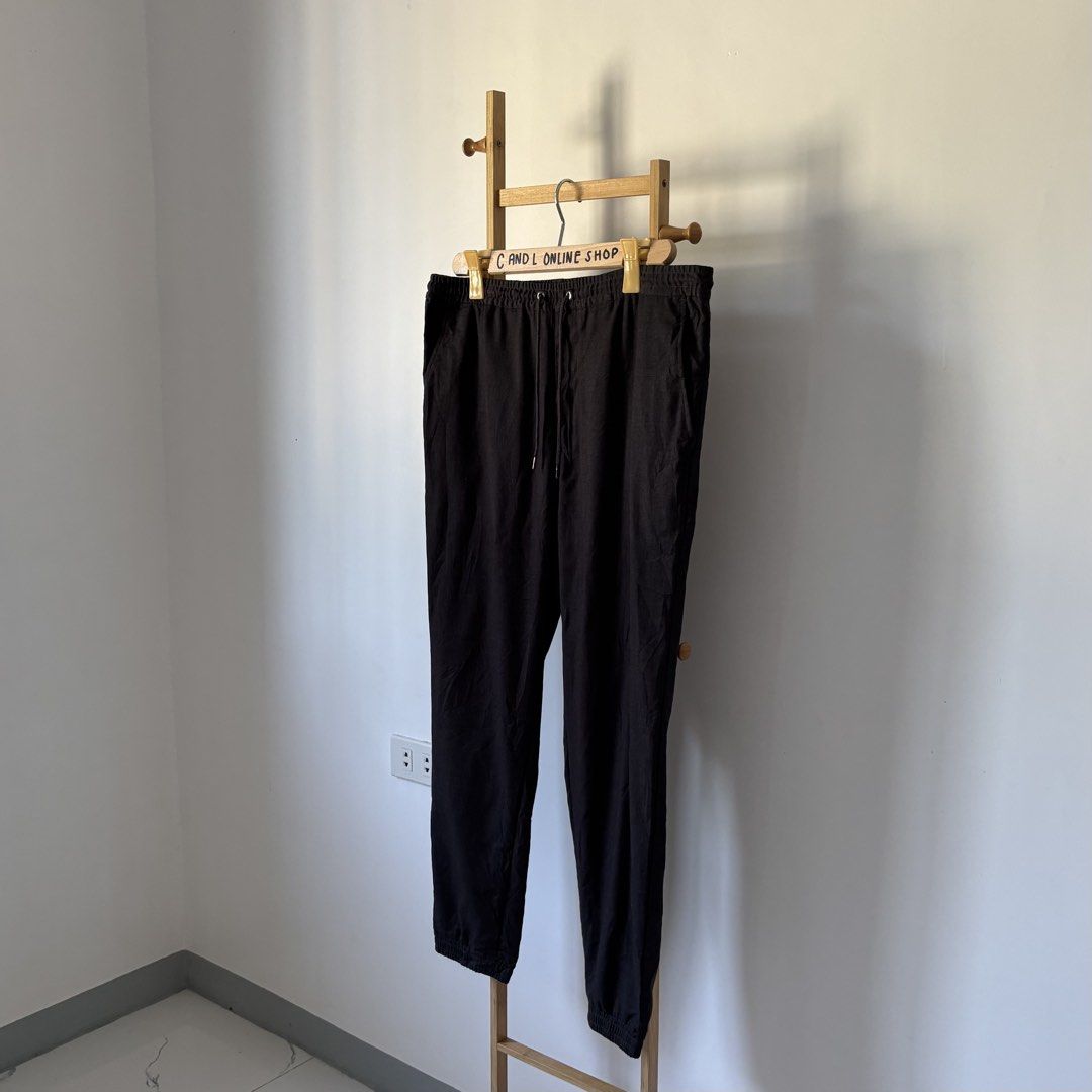 GU by UNIQL0 jogger stretch pants (Category: Joggers) located in Guiguinto. Submitted by candlonlineshop (Listing ID 1464259142, Image 3). Description: ✨FIRST TO PAY BASIS✨ GU by UNIQL0 jogger stretch pants Size on tag: large Condition: 9.5/10 Waist: 34”-36” Length: 38” Flaw/s: none ₱350 + sf 📍Bulacan 🚚Sh0pee check out (SPX) | J&T express •Items may have minor unnoticed flaws — please manage your expectations as you are dealing with thrifted it