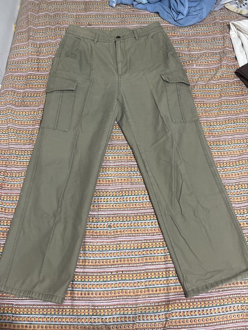 GU Cargo Pants Khaki Size L (Category: Trousers) located in Caloocan City. Submitted by mmc1999 (Listing ID 1464284419, Image 1). Description: - GU Khaki Cargo Pants - Wide leg fit for a relaxed style - Multiple pockets for practicality - Comfortable fabric, ideal for everyday wear - Size: Large (L).