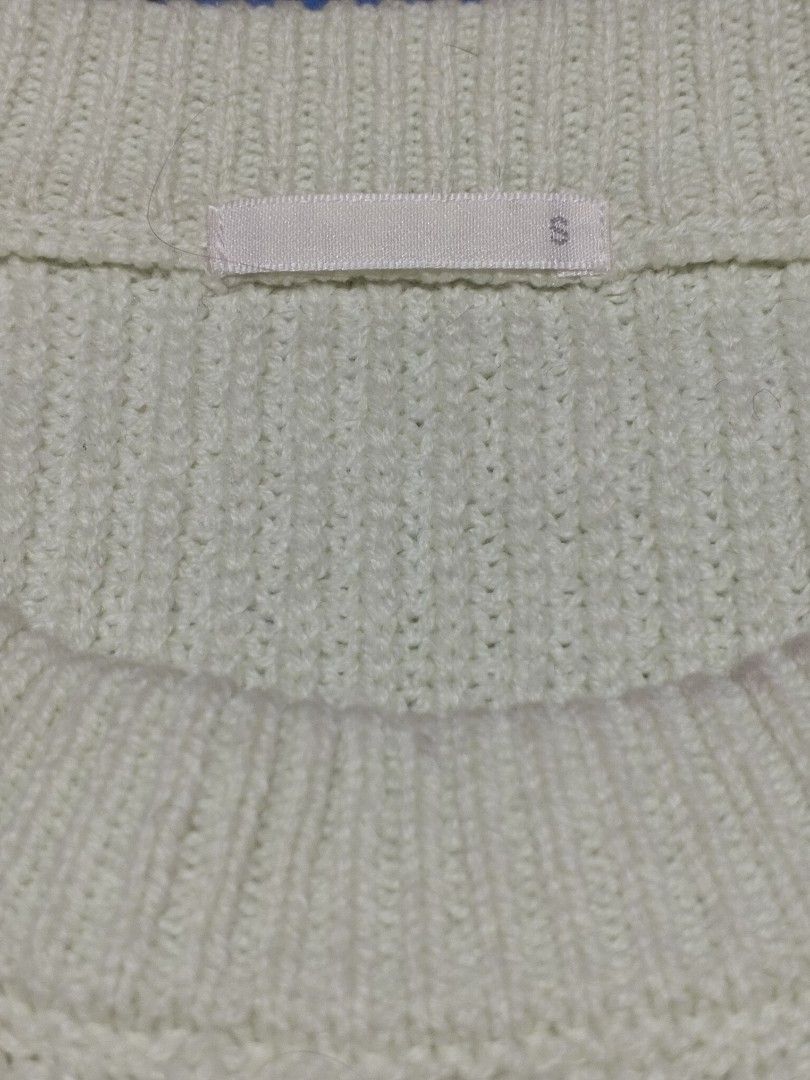 GU Knitted Sweater (Category: Coats, Jackets and Outerwear) located in Baguio. Submitted by oberdosed (Listing ID 1464345901, Image 2). Description: GU Pastel Green Knitted Sweater A relaxed-fit knit with a soft texture for casual, comfortable wear. Measurements: Length: 21" | Width: 21" | Sleeves: 18".