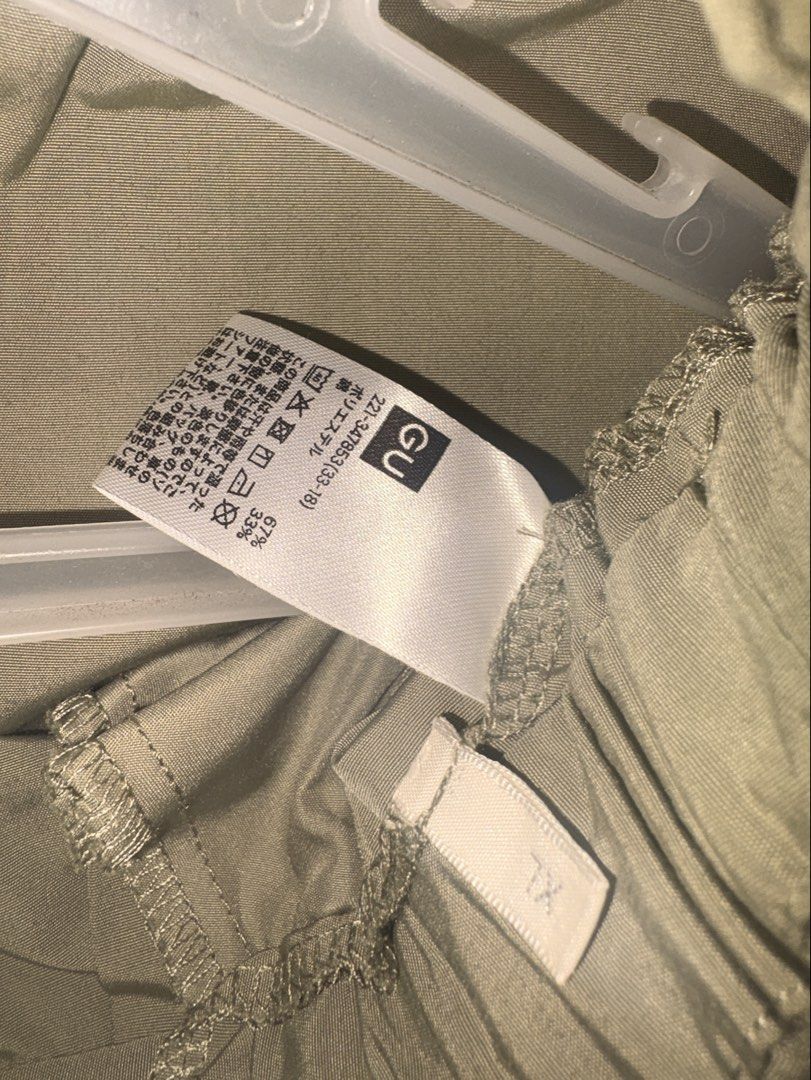 GU Parachute/Baggy Pants (Unisex) (Category: Joggers) located in Catarman. Submitted by hyukissco (Listing ID 1464200632, Image 3). Description: Bought from Japan GU by Uniqlo Size XL Na fit lang and natangal yung tag. .