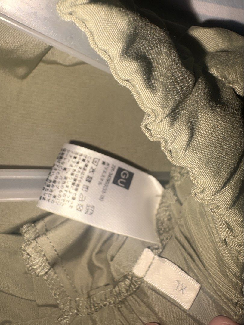 GU Parachute/Baggy Pants (Unisex) (Category: Joggers) located in Catarman. Submitted by hyukissco (Listing ID 1464200632, Image 2). Description: Bought from Japan GU by Uniqlo Size XL Na fit lang and natangal yung tag. .