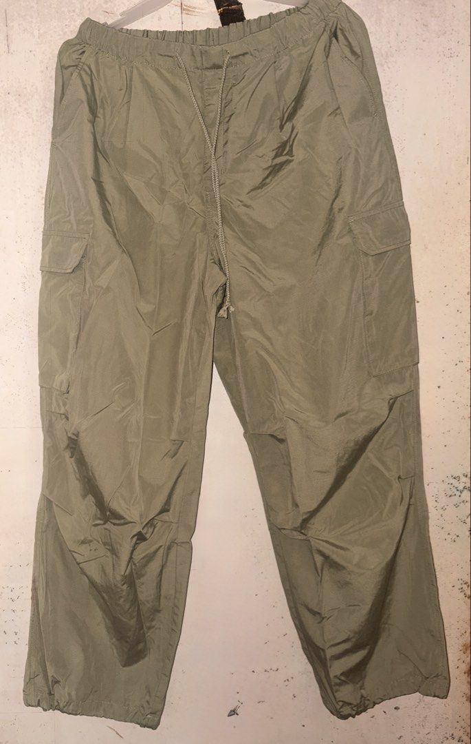 GU Parachute/Baggy Pants (Unisex) (Category: Joggers) located in Catarman. Submitted by hyukissco (Listing ID 1464200632, Image 1). Description: Bought from Japan GU by Uniqlo Size XL Na fit lang and natangal yung tag. .