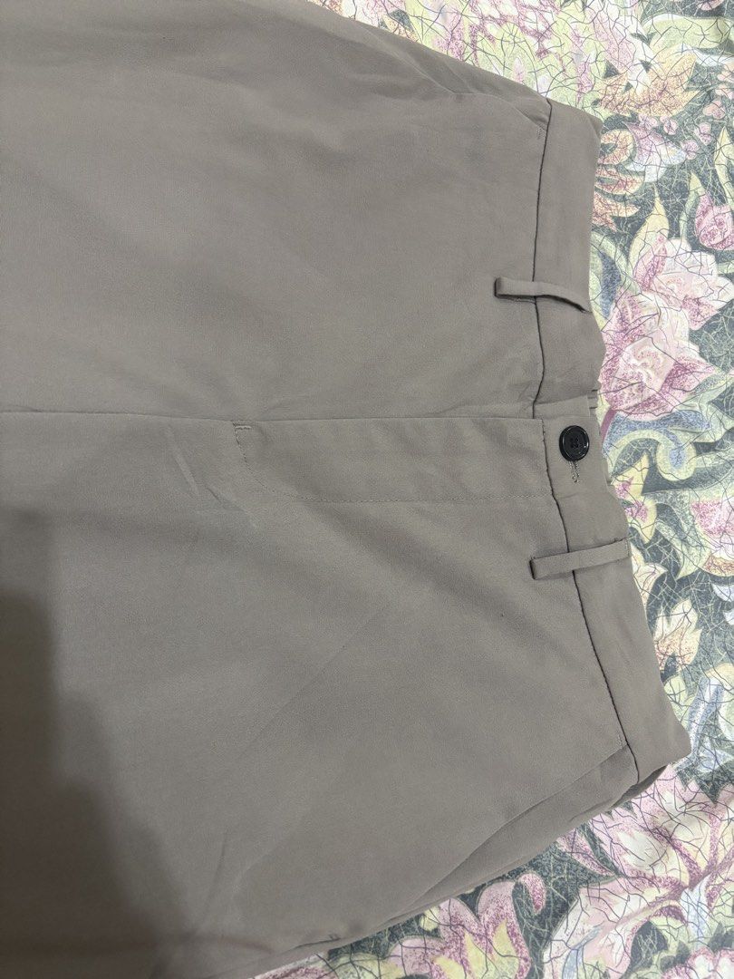 GU Smart Ankle Pants (Category: Trousers) located in Iligan City. Submitted by thrift4dayz (Listing ID 1464142977, Image 2). Description: Size: Small - Fits 28”-30” Almost brand new condition .