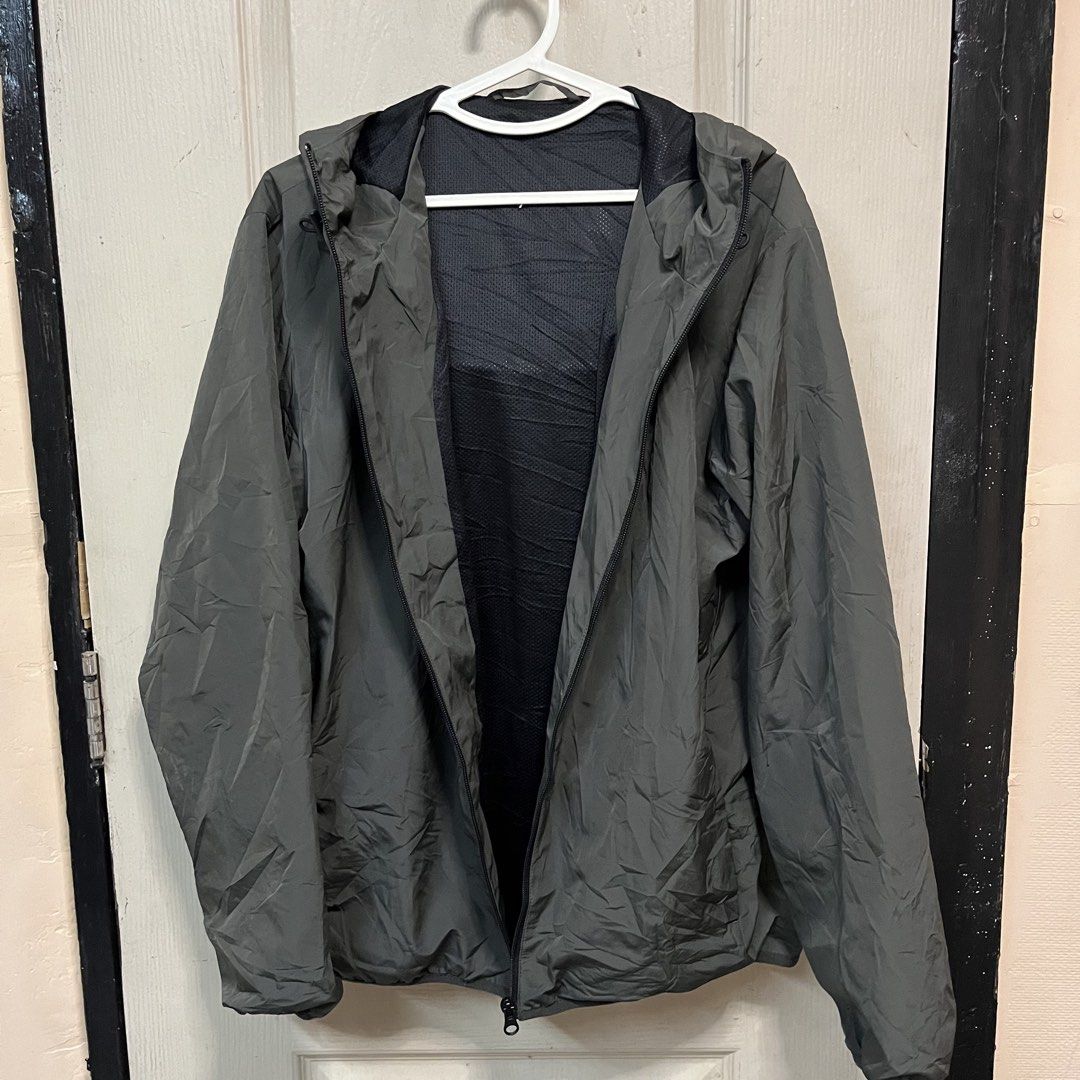 GU Uniqlo | Ash Gray Windbreaker (Category: Coats, Jackets and Outerwear) located in Quezon City. Submitted by giometryyy (Listing ID 1464293648, Image 3). Description: 26 x 22 Medium fave premium quality excellent condition inner mesh 📍East Fairview, QC 🛵Lalam0ve / JnT 💰Payment first.