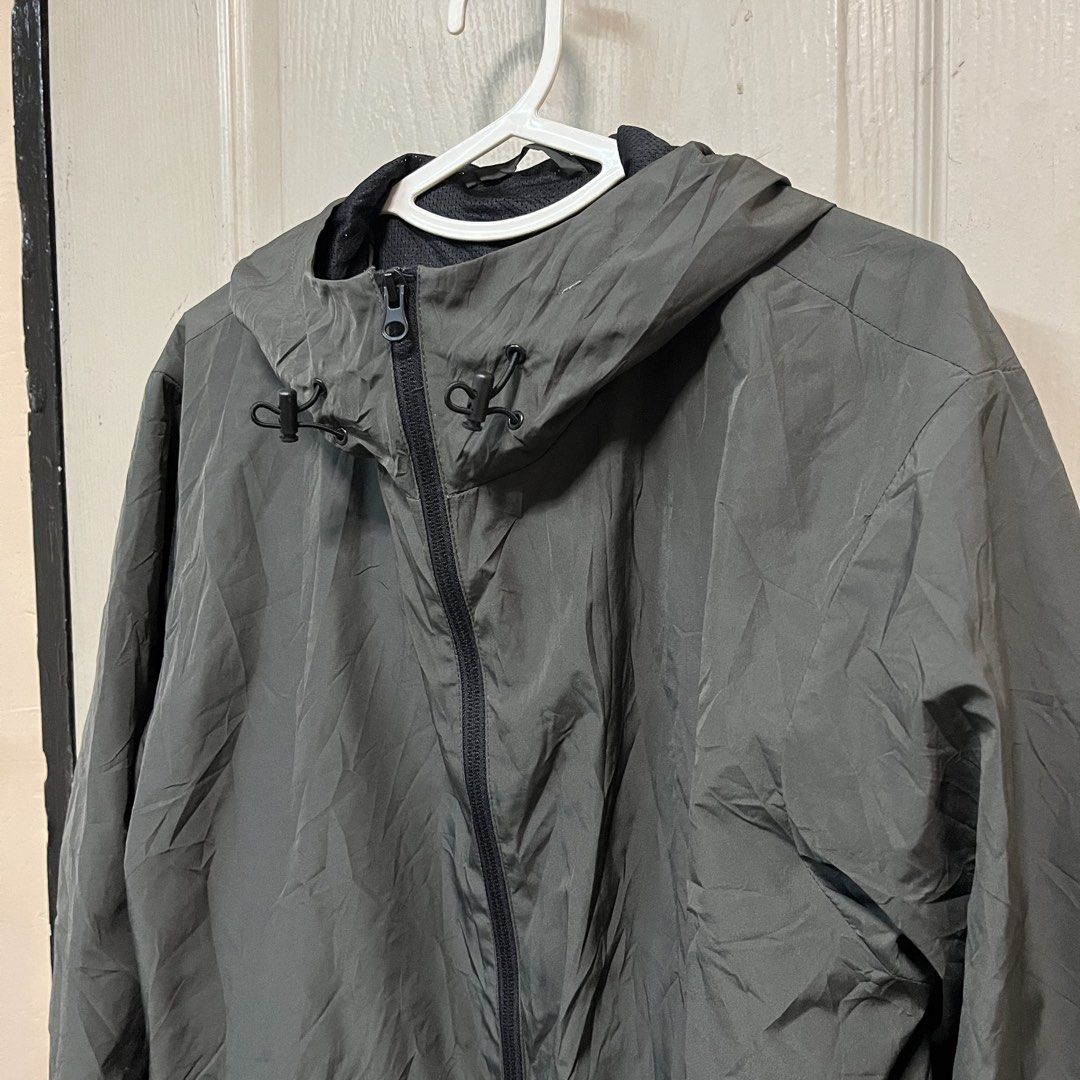 GU Uniqlo | Ash Gray Windbreaker (Category: Coats, Jackets and Outerwear) located in Quezon City. Submitted by giometryyy (Listing ID 1464293648, Image 2). Description: 26 x 22 Medium fave premium quality excellent condition inner mesh 📍East Fairview, QC 🛵Lalam0ve / JnT 💰Payment first.