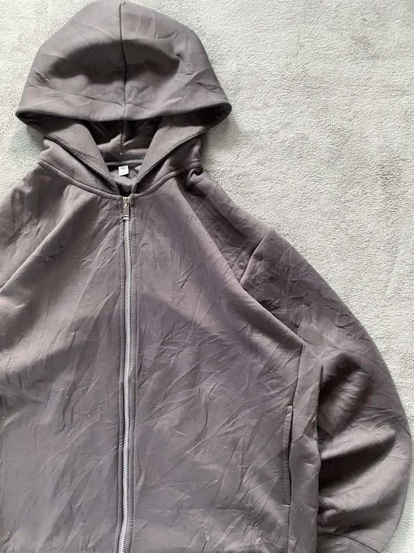 GU zip up hoodie (Category: Hoodies) located in Ozamiz City. Submitted by thriftnikael (Listing ID 1464313762, Image 2). Description: 25x28 xl need wash.