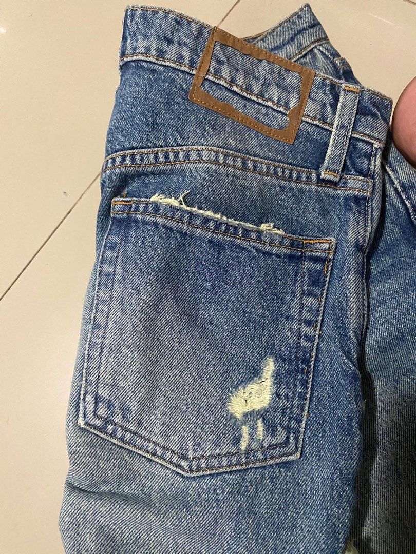 Guess Midwaist Jeans (Category: Jeans) located in Talisay. Submitted by babykiethc65968 (Listing ID 1464183379, Image 3). Description: Size 24-25 Midwaist Like new .