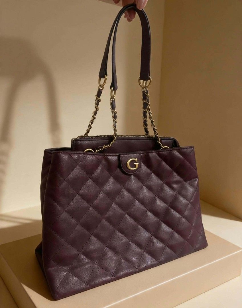 Guess Quilted Tote Bag (Category: Tote Bags) located in Caloocan City. Submitted by maksiipeel_ (Listing ID 1464331919, Image 1). Description: letting go of this Guess Quilted Totebag kasi imma small bag girlie na. 🥹 Bought this for 7k something. But selling this in a very affordable price since it's preloved. May issue lang bc of the storage pero once malagyan ng laman yung bag hindi naman na sya visible. huhu 📍L.A ( Lower Antipolo ) 🤪 - prel