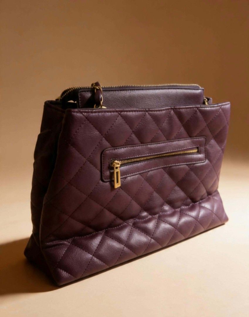 Guess Quilted Tote Bag (Category: Tote Bags) located in Caloocan City. Submitted by maksiipeel_ (Listing ID 1464331919, Image 3). Description: letting go of this Guess Quilted Totebag kasi imma small bag girlie na. 🥹 Bought this for 7k something. But selling this in a very affordable price since it's preloved. May issue lang bc of the storage pero once malagyan ng laman yung bag hindi naman na sya visible. huhu 📍L.A ( Lower Antipolo ) 🤪 - prel