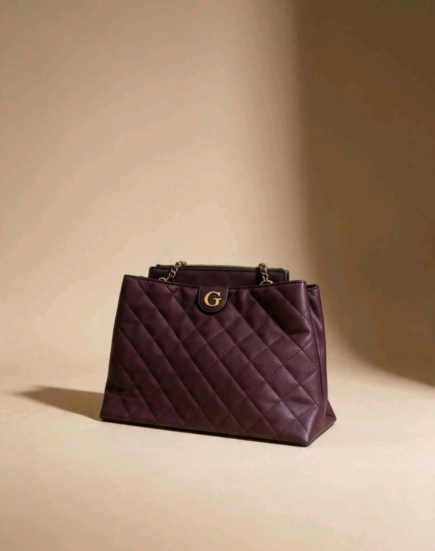 Guess Quilted Tote Bag (Category: Tote Bags) located in Caloocan City. Submitted by maksiipeel_ (Listing ID 1464331919, Image 2). Description: letting go of this Guess Quilted Totebag kasi imma small bag girlie na. 🥹 Bought this for 7k something. But selling this in a very affordable price since it's preloved. May issue lang bc of the storage pero once malagyan ng laman yung bag hindi naman na sya visible. huhu 📍L.A ( Lower Antipolo ) 🤪 - prel