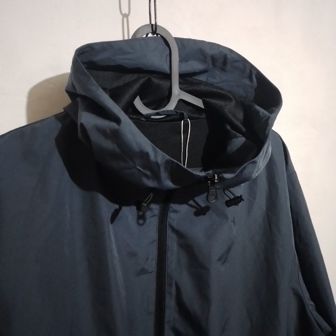 Gu/Uniqlo Windproof Shell Parka (Category: Coats, Jackets and Outerwear) located in Baguio. Submitted by labelleferroniere (Listing ID 1464211767, Image 3). Description: Gu/Uniqlo Windproof Shell Parka - Durable Water Repellant - Good as New M ( Mens ) ( Navy Blue ) Width 21 Length 26.