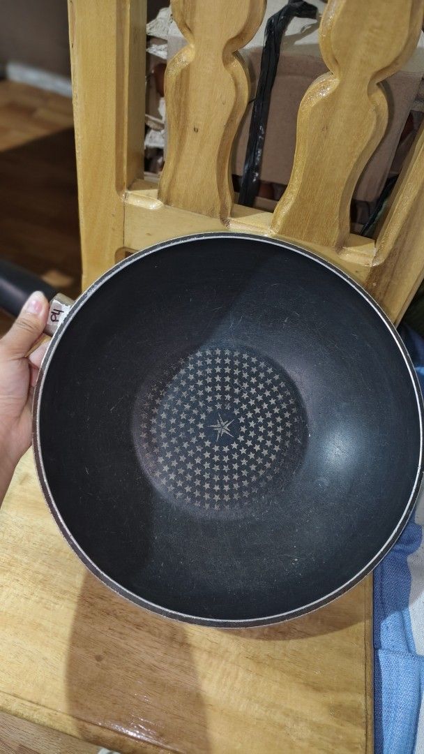 Happycall Wok Pan Made in Korea (Category: Cookware & Accessories) located in Baguio. Submitted by je_ver_lyn16 (Listing ID 1464154659, Image 2). Description: - Happycall Wok Pan - Made in Korea - Non-stick surface with unique star pattern - Sturdy and comfortable handle - Ideal for stir-frying and various cooking methods - Shows minor signs of use, fully functional -medyo mabigat dimes: 10.5 x 3 inch.